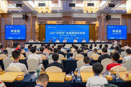 钱婆婆称白龙受汤婆婆指使偷走了她最珍贵的印章，要求带白龙离开，却因一时大意被白龙破坏了魔法，消失无踪。